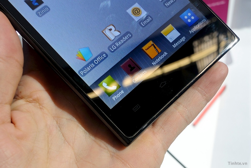 [MWC2012] Trên tay LG Optimus Vu: điện thoại to, vuông