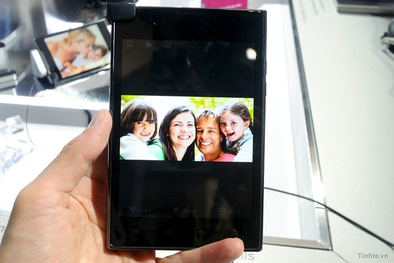 [MWC2012] Trên tay LG Optimus Vu: điện thoại to, vuông