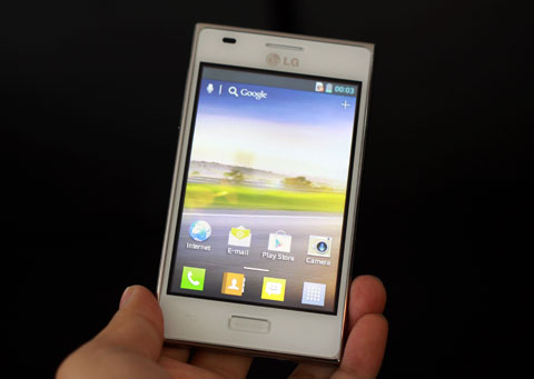 Optimus L5, một trong hai mẫu smartphone Android 4.0 rẻ nhất tại Việt Nam. Ảnh: Huy Đức.