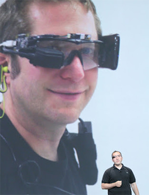 Giống như Google Glass giai đoạn đầu rất to thay vì nhỏ gọn như hiện nay.