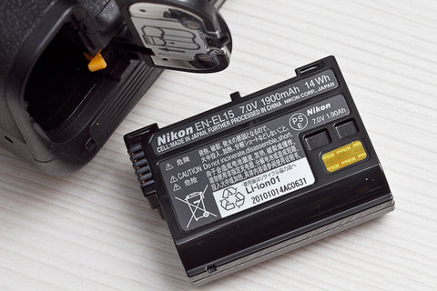 Nikon-D7000-Battery-Photo-jpg-1343986009