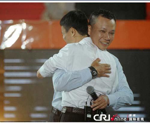 Jack Ma ôm Jonathan Lu trong lễ kỷ niệm 10 năm