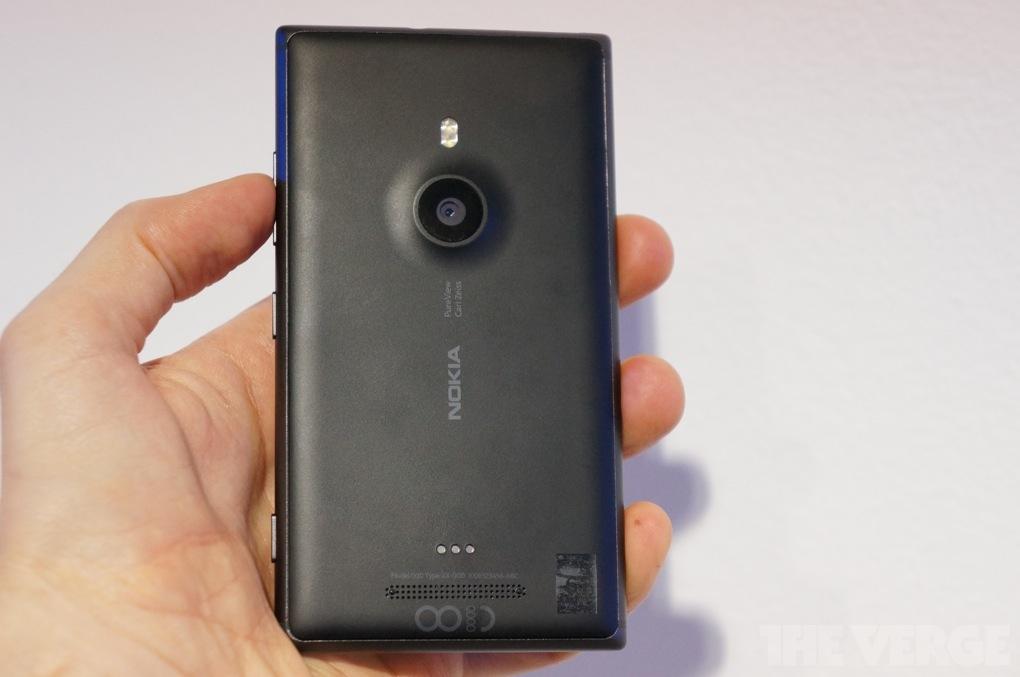 Mặt sau Nokia Lumia 925