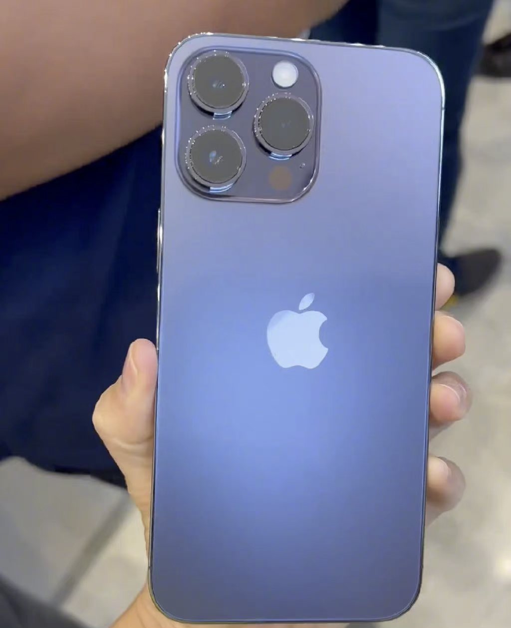 So với công bố ban đầu, màu tím của iPhone 14 Pro Max được đánh giá là đẹp hơn nhiều. Với sự nâng cấp về thiết kế và tính năng, chiếc smartphone này đang là tâm điểm của sự chú ý của giới công nghệ. Hãy xem hình ảnh để xác minh sự khác biệt của màu tím iPhone 14 Pro Max.