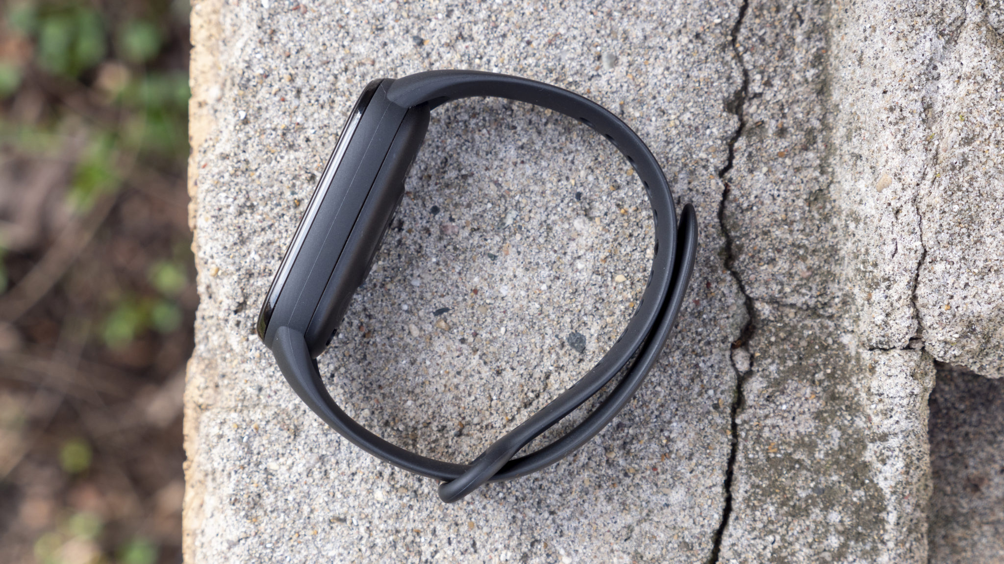 xiaomi-mi-band-6-review-strap-on-cement-2048x1152