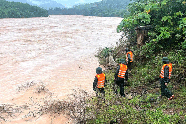 Cuoc-goi-cuoi-cung-giua-tai-xe-xe-tai-voi-vo-truoc-khi-bi-lu-cuon-troi-tinh-hinh-tim-kiem-tai-xe-5