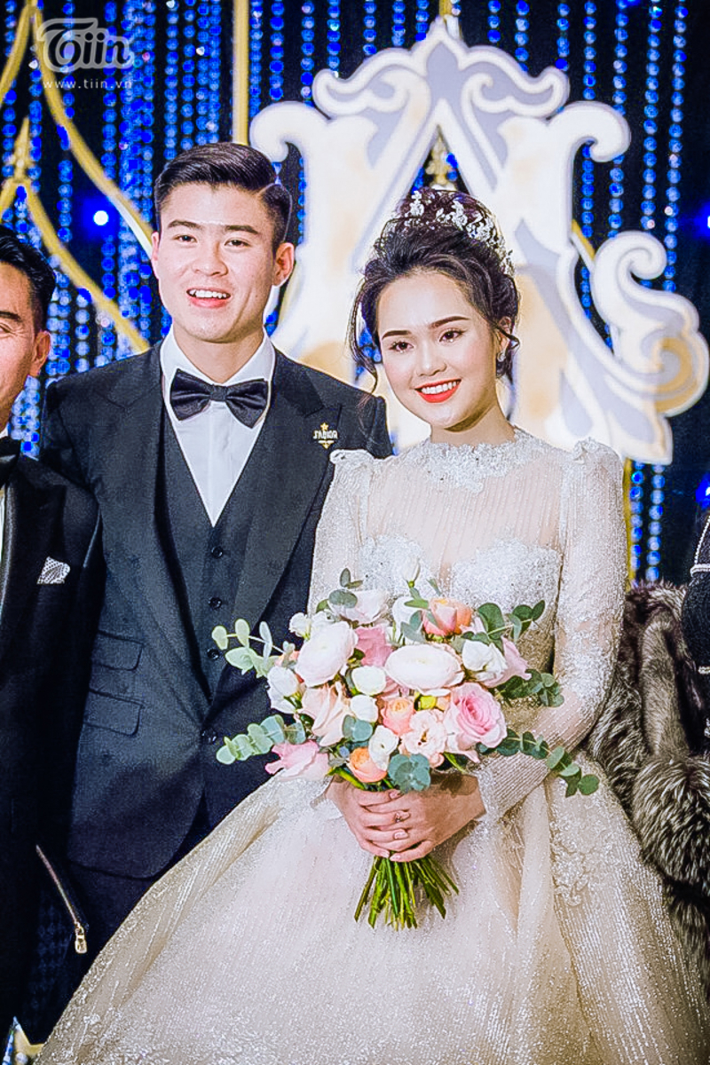 Cận cảnh chiếc váy cưới giá hơn 80 triệu đồng của vợ Phan Mạnh Quỳnh