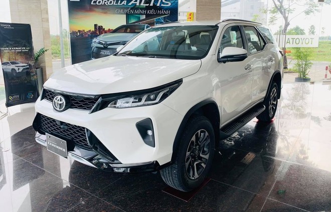 Toyota Fortuner 2021 bản nâng thể hiện đẳng cấp, chính thức ‘quật ngã’ Hyundai SantaFe ảnh 1