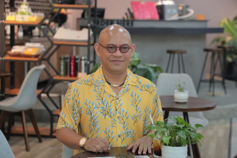 &Ocirc;ng tr&ugrave;m truyền th&ocirc;ng &lsquo;chống lưng&rsquo; Trấn Th&agrave;nh, Trường Giang bất ngờ lăn lộn 'mưu sinh' nơi h&egrave; phố ảnh 3