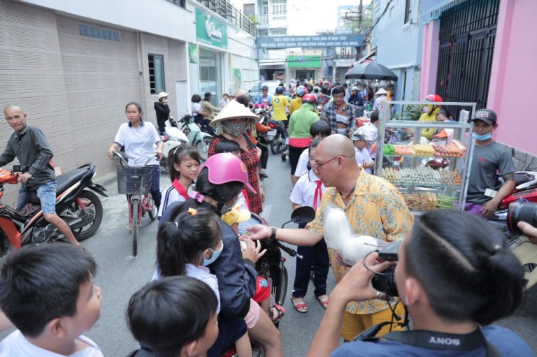 &Ocirc;ng tr&ugrave;m truyền th&ocirc;ng &lsquo;chống lưng&rsquo; Trấn Th&agrave;nh, Trường Giang bất ngờ lăn lộn 'mưu sinh' nơi h&egrave; phố ảnh 8