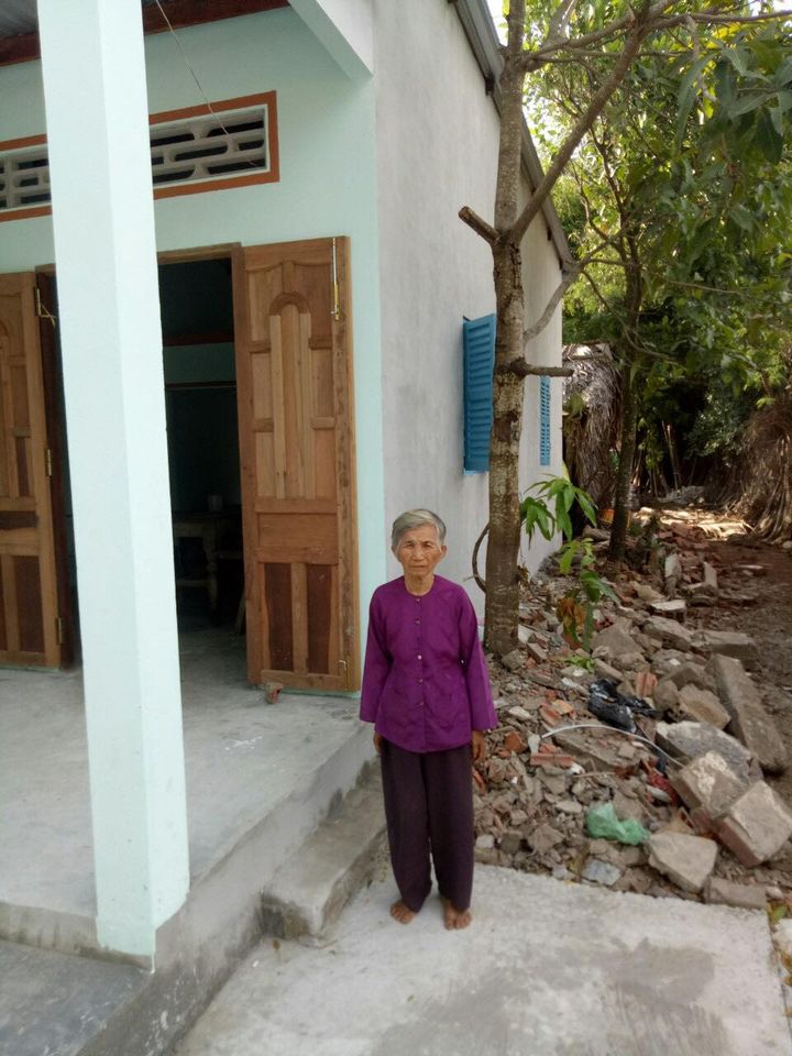 X&acirc;y nh&agrave; cho b&agrave; cụ ngh&egrave;o bằng tiền t&uacute;i, vợ chồng Thủy Ti&ecirc;n vẫn bị tr&aacute;ch m&oacute;c: &ldquo;Sao kh&ocirc;ng mua t&ocirc;n lạnh&rdquo; ảnh 8