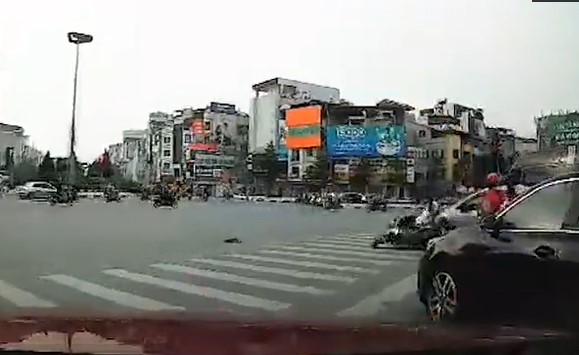 Nữ tài xế điều khiển Honda Civic bất ngờ đâm học sinh đi xe máy đang dừng đèn đỏ tại Hà Nội ảnh 1