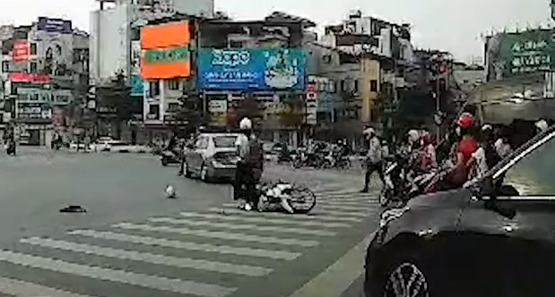 Nữ tài xế điều khiển Honda Civic bất ngờ đâm học sinh đi xe máy đang dừng đèn đỏ tại Hà Nội ảnh 2