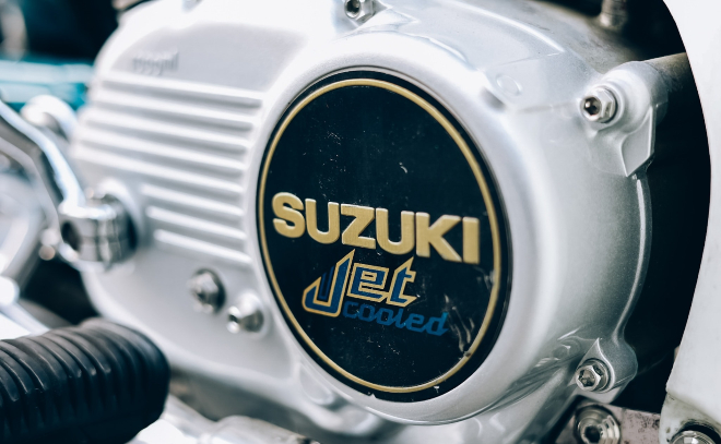 Mẫu xe máy huyền thoại của Suzuki mệnh danh là ‘nỗi lo của Honda DD’ được hồi sinh ảnh 9