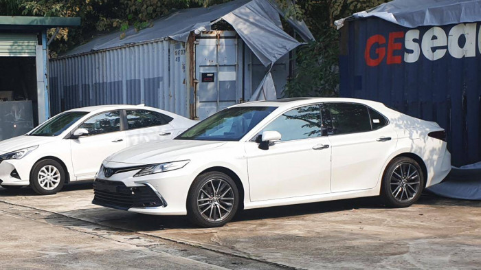Toyota Camry Hybrid mới bất ngờ cập bến Việt Nam, thiết kế đe nẹt VinFast Lux A2.0 ảnh 1