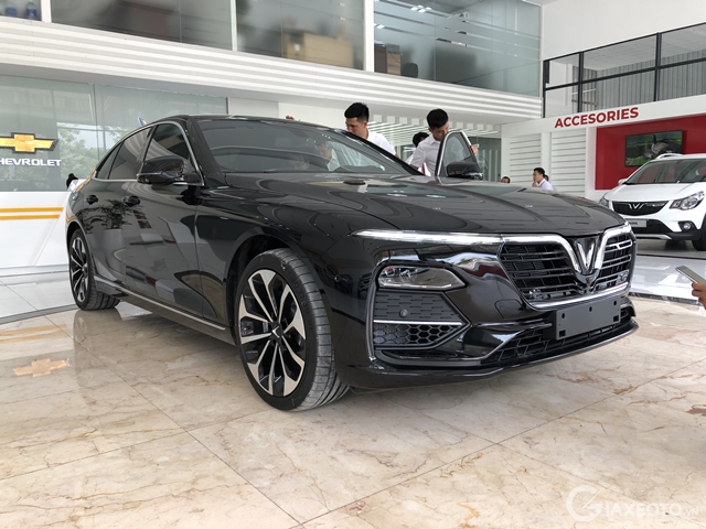 Ưu đ&atilde;i mạnh tay h&uacute;t kh&aacute;ch Việt, VinFast Lux A2.0 c&oacute; gi&aacute; thấp kỉ lục khiến Toyota Camry đau đầu ảnh 2