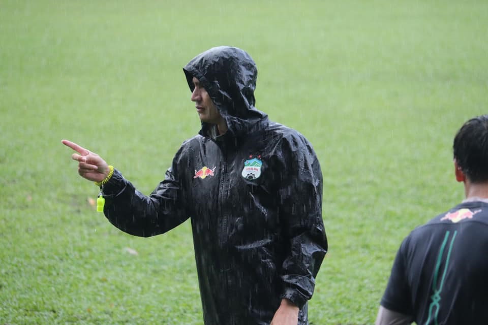 Huyền thoại Thái Lan dầm mưa hỗ trợ HLV Park Hang Seo và ĐT Việt Nam thực hiện giấc mơ World Cup ảnh 2