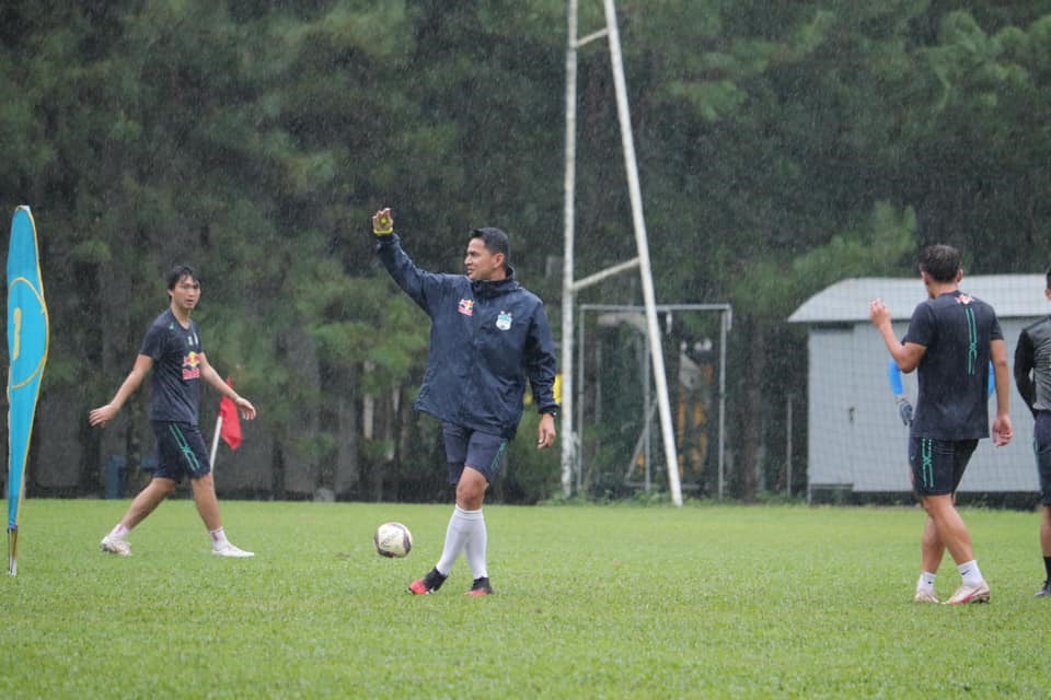 Huyền thoại Thái Lan dầm mưa hỗ trợ HLV Park Hang Seo và ĐT Việt Nam thực hiện giấc mơ World Cup ảnh 4