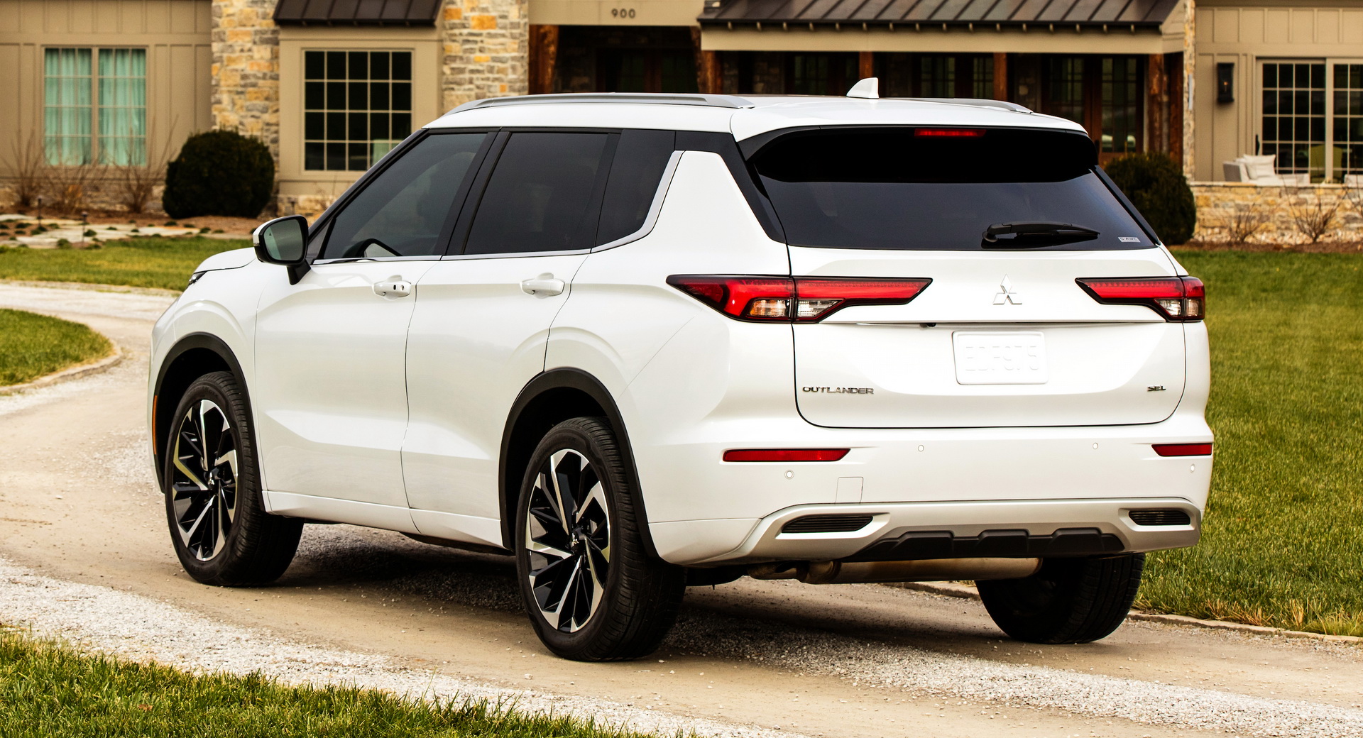 Mitsubishi chuẩn bị tung si&ecirc;u phẩm SUV 7 chỗ cực chất, ch&egrave;n &eacute;p cả Hyundai SantaFe v&agrave; Toyota Fortuner ảnh 3