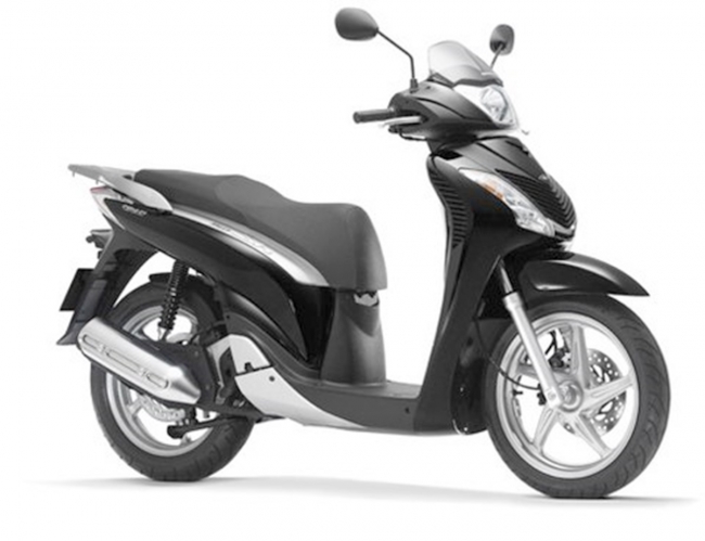 Tin xe hot 25/8: Ngỡ ng&agrave;ng trước chiếc Honda SH 150i nhập &Yacute; gi&aacute; 48 triệu, rẻ ngang Honda Air Blade ảnh 1