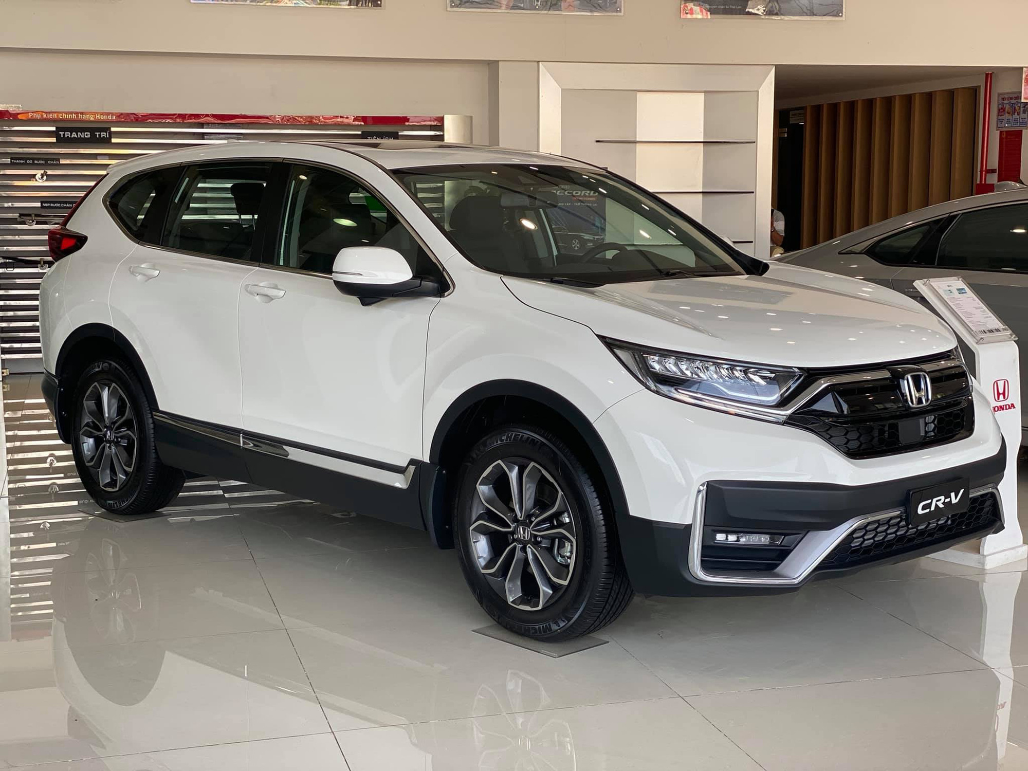 Honda CR-V thu hút khách Việt với ưu đãi khủng tới 200 triệu đồng, Mazda CX-5 ‘toát mồ hôi hột’ ảnh 1