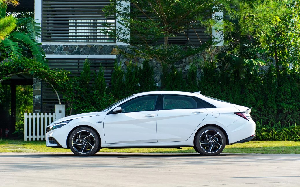 Hyundai Elantra 2023 ra mắt tại Việt Nam, đe nẹt Kia K3 với mức giá hấp dẫn ảnh 4