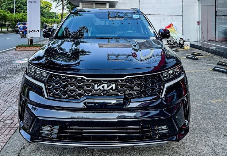 Kia Sorento mới bất ngờ đổ bộ đại lý Việt, ‘đánh úp’ Hyundai Santa Fe và Toyota Fortuner ảnh 1