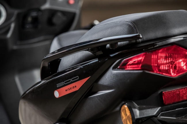 Tin xe trưa 7/6: Mẫu xe gi&aacute; 86 triệu g&acirc;y b&atilde;o với thiết kế bắt mắt, cho Honda SH h&iacute;t bụi về sức mạnh ảnh 1