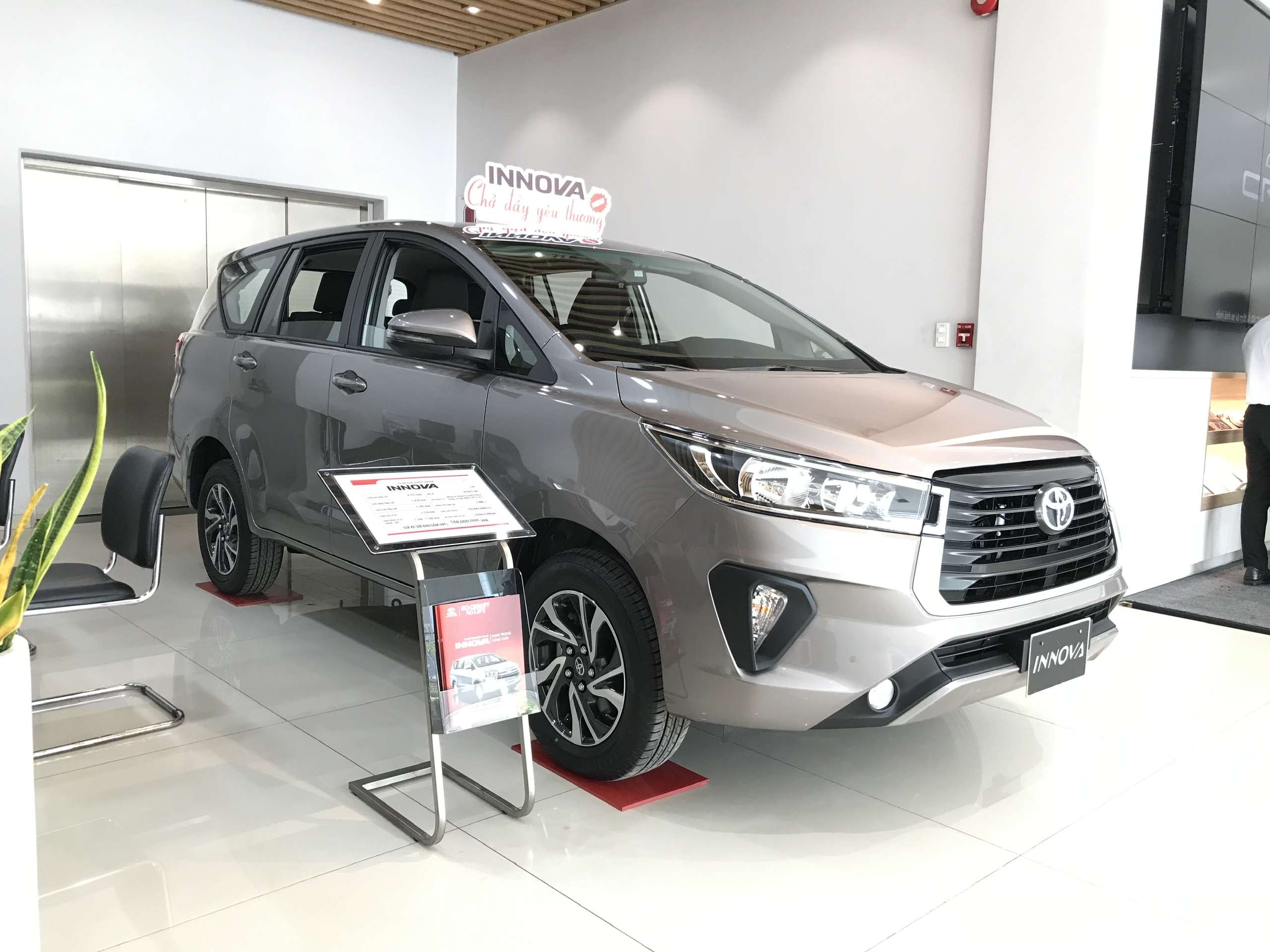 Toyota Innova gây bão thị trường Việt nhờ giảm giá mạnh tay, bám đuổi quyết liệt Mitsubishi Xpander ảnh 3