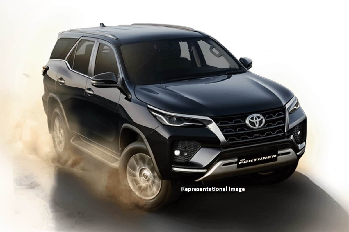 Toyota Fortuner 2023 với hàng loạt trang bị tối tân, sẵn sàng cho Hyundai Santa Fe ‘khóc hận’ ảnh 1