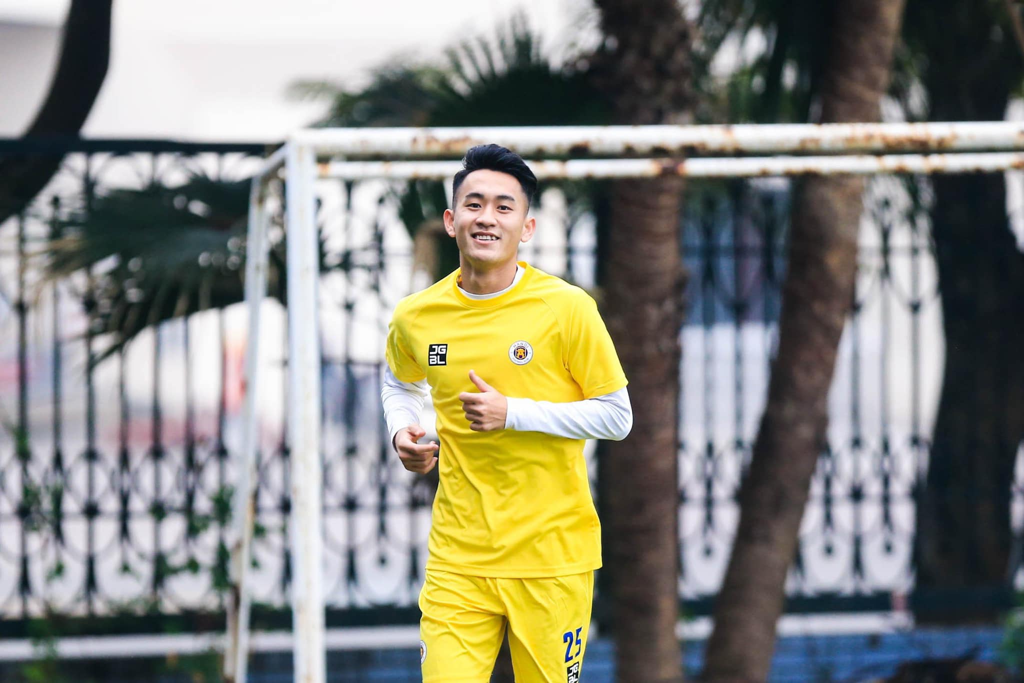 Tin bóng đá tối 29/4: Quang Hải ra mắt hợp đồng; Người hùng U23 Việt Nam sớm chia tay SEA Games 31