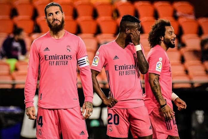 Chùm ảnh: Hậu vệ thi nhau 'bóp team', Real Madrid thảm bại trước Valencia ảnh 8