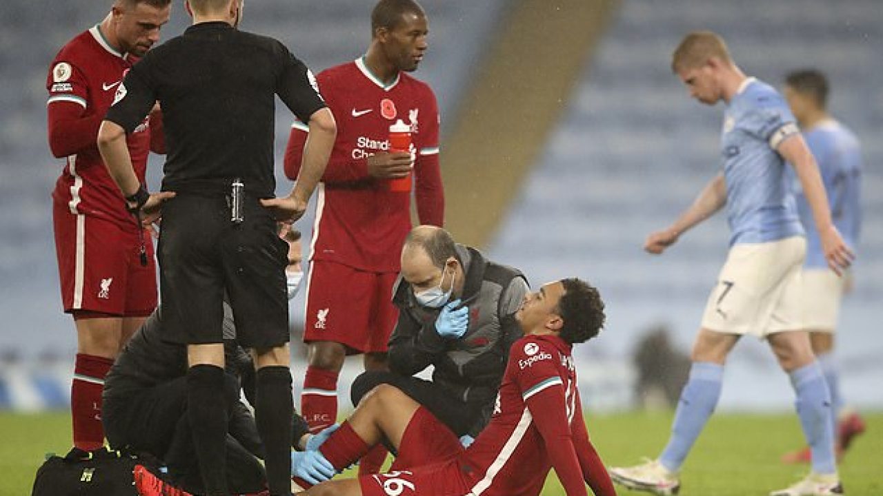 Liverpool tiếp tục đ&oacute;n 'đại họa': Hậu vệ xuất sắc nhất thế giới chấn thương chưa r&otilde; mức độ ảnh 1