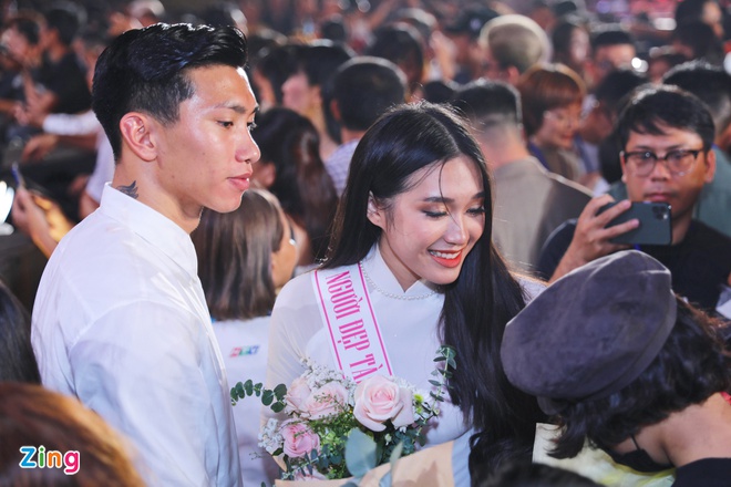 Ảnh tình tứ của Văn Hậu và bạn gái tin đồn trong đêm CK Hoa hậu Việt Nam, CĐM bất ngờ về sự táo bạo