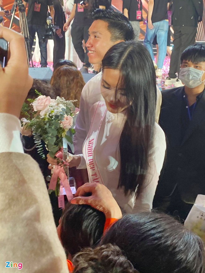 Ảnh tình tứ của Văn Hậu và bạn gái tin đồn trong đêm CK Hoa hậu Việt Nam, CĐM bất ngờ về sự táo bạo