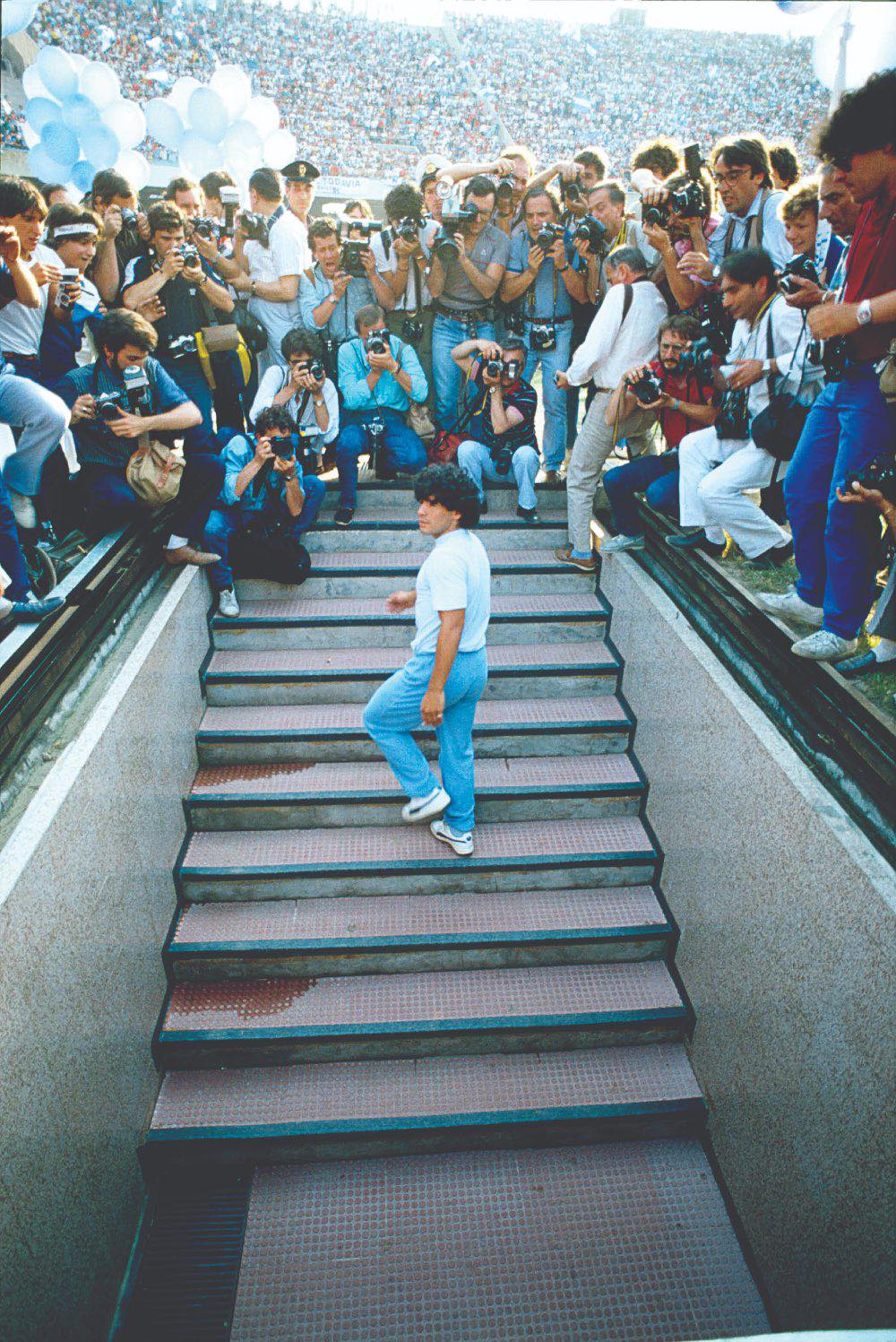 Cả thế giới giành lời tri ân cho Maradona, hành động của CLB cũ khiến CĐV bật khóc