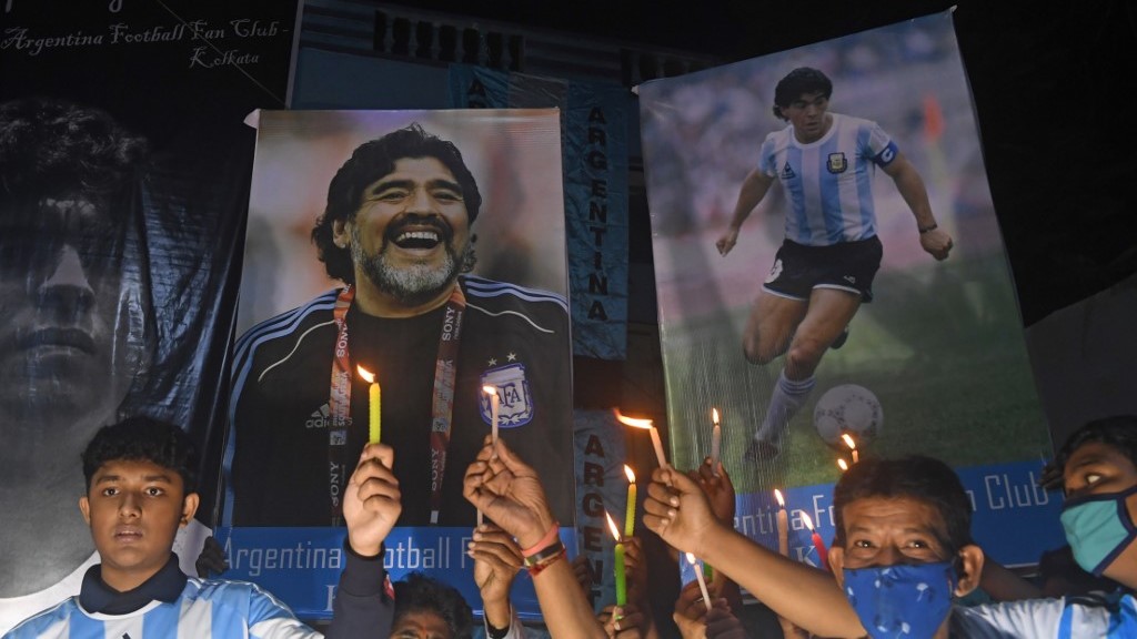CĐV thế giới sôi sục, chính quyền Argentina truy tìm những kẻ mạo phạm linh cữu Diego Maradona