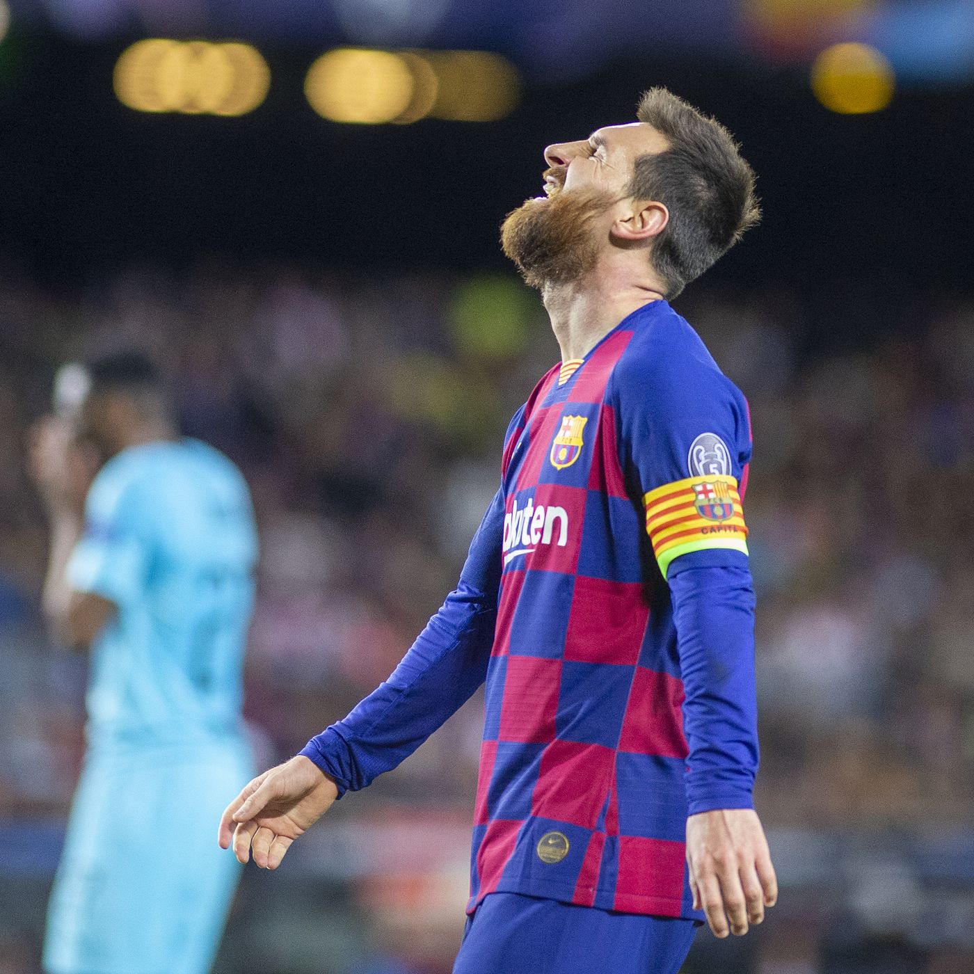 Messi bất ngờ bị FIFA phạt hàng chục triệu vì... tri ân Maradona