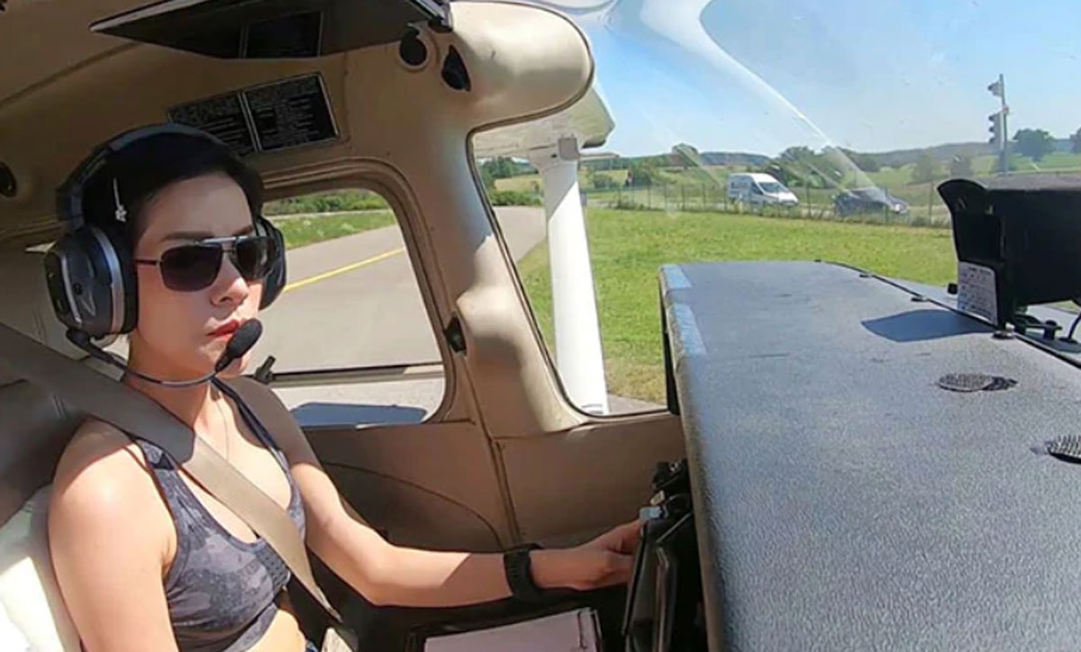 'Vợ b&eacute;' của vua Th&aacute;i Lan d&iacute;nh scandal '&ecirc; mặt', bị ph&aacute;t t&aacute;n hơn 1000 bức ảnh nhạy cảm