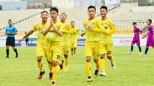 Sự thật về m&agrave;n ăn mừng g&acirc;y tranh c&atilde;i: Cầu thủ 13 tuổi ăn mừng kiểu 'bụng bầu'? ảnh 1