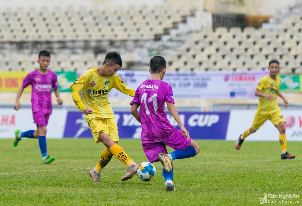 Sự thật về m&agrave;n ăn mừng g&acirc;y tranh c&atilde;i: Cầu thủ 13 tuổi ăn mừng kiểu 'bụng bầu'? ảnh 2