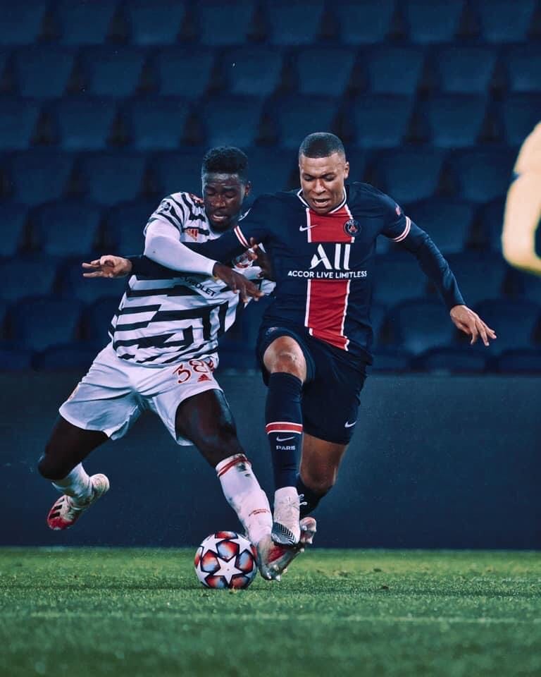 'Bỏ túi' Mbappe, sao trẻ của MU bị bắt làm điều khó tin tới… 3 lần ngay sau trận đấu ảnh 3