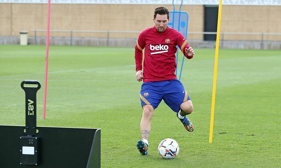 Messi đang làm gì trong lúc trong lúc CR7 lập cú đúp để trở thành chân sút xuất sắc nhất lịch sử? ảnh 3