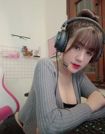 Nữ streamer vô tư khoe 'vùng kín' trước mặt fan, còn tuyên bố của mình 'trắng mịn hơn người khác'