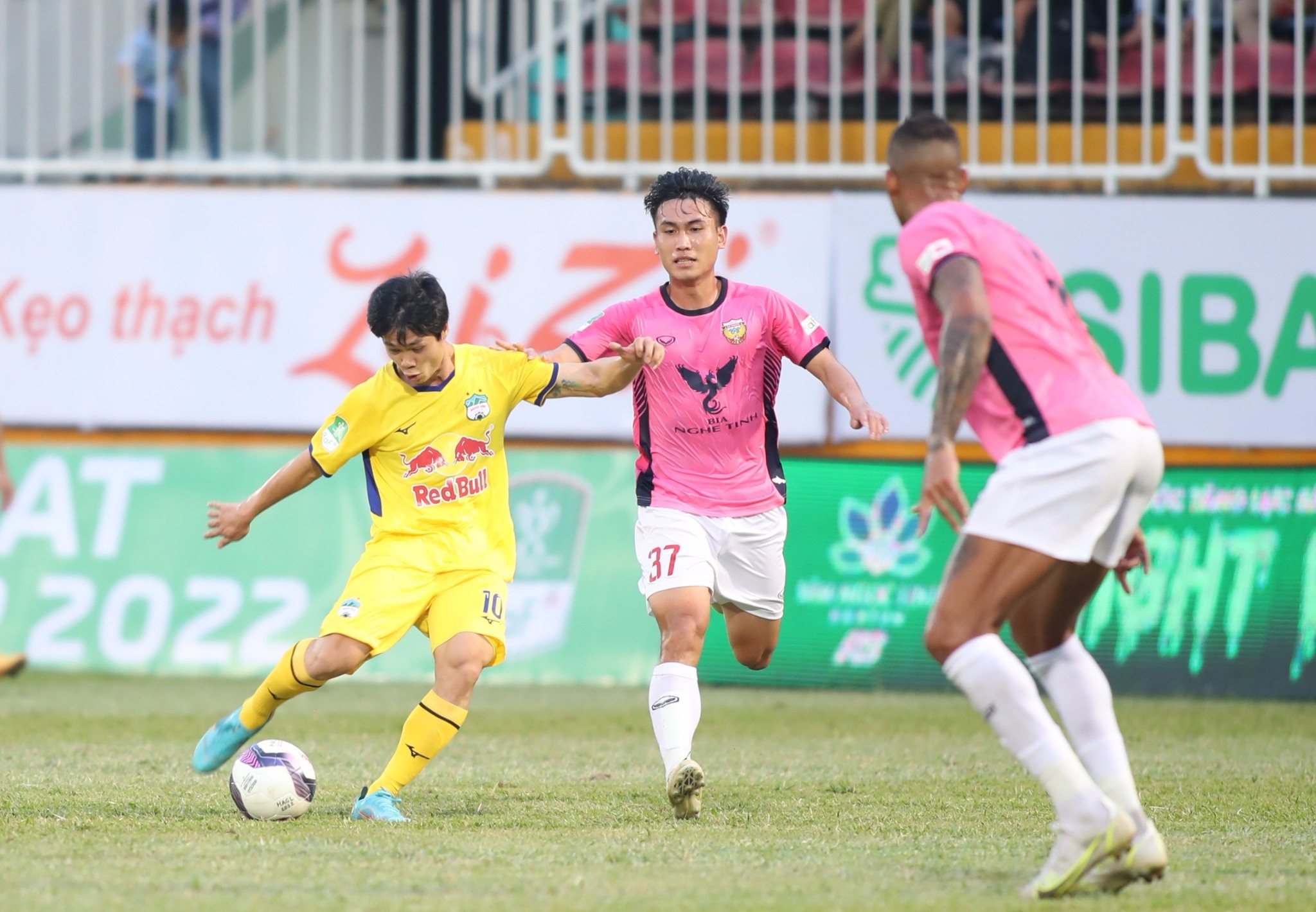 C&ocirc;ng Phượng sa s&uacute;t kh&oacute; tin sau khi bị HLV Park 'gạch t&ecirc;n' khỏi ĐT Việt Nam, Bầu Đức ra 'tối hậu thư'