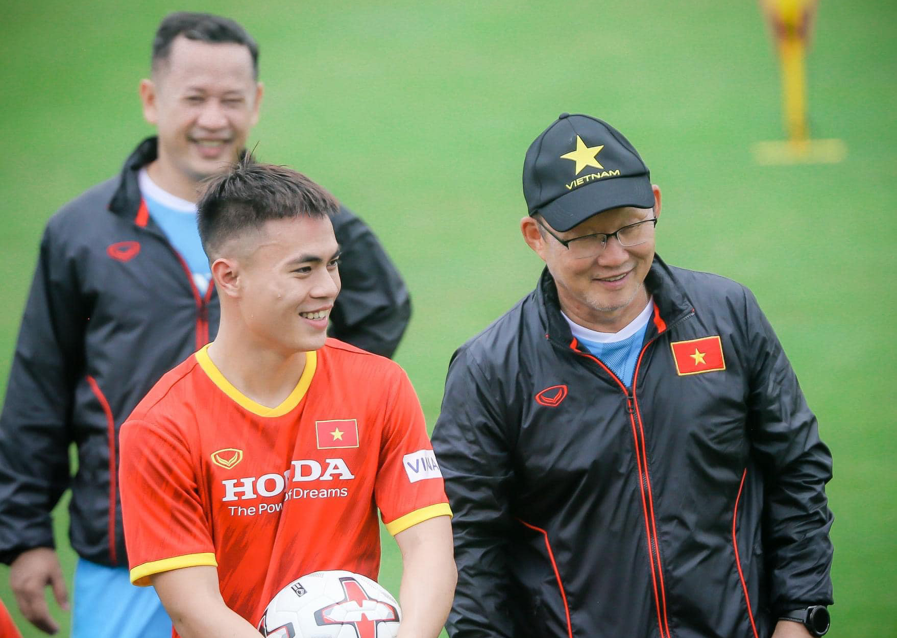 Tin bóng đá tối 12/4: ĐT Việt Nam tạo địa chấn trước SEA Games 31; Quang Hải nhận quà từ CLB châu Âu