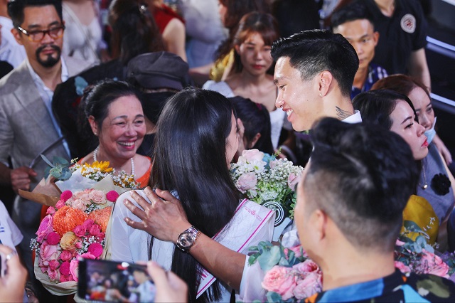 Vợ sắp cưới Đoàn Văn Hậu đăng ảnh mang thai giữa tin đồn 'cưới chạy bầu' với hậu vệ số 1 ĐT Việt Nam