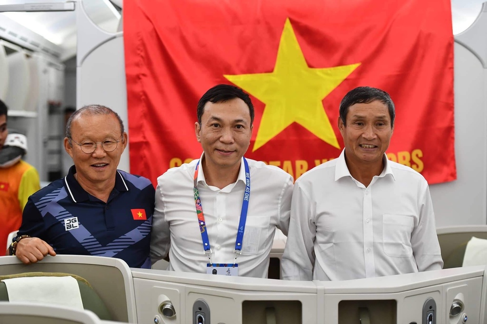'Người hùng World Cup' tiết lộ thu nhập thấp khó tin của ĐT Việt Nam, nói 1 câu về Quang Hải gây sốc