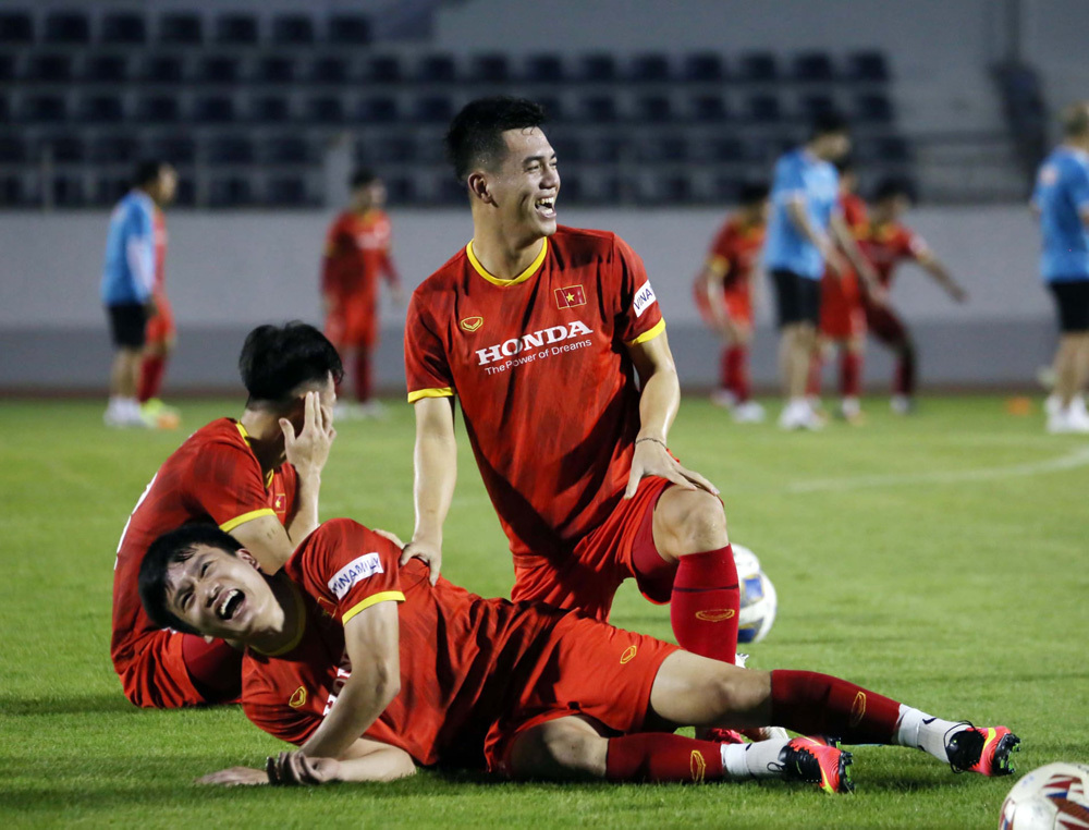 Tin bóng đá trưa 4/1: ngôi sao ĐT Việt Nam cán đích ở vị trí khó tin trong cuộc đua QBV châu Á 2021