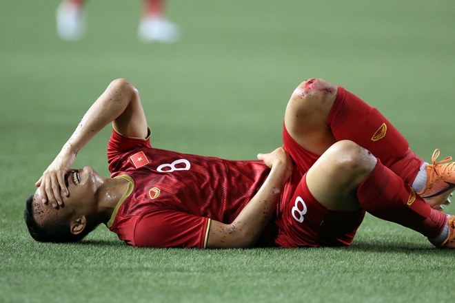 D&iacute;nh chấn thương hiếm gặp phải l&ecirc;n b&agrave;n mổ, 'hậu vệ số 1' ĐT Việt Nam đối mặt nguy cơ giải nghệ sớm?